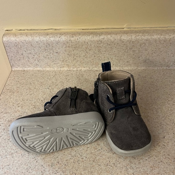 UGG Chukka Boots size 2/3 - Picture 2 of 2